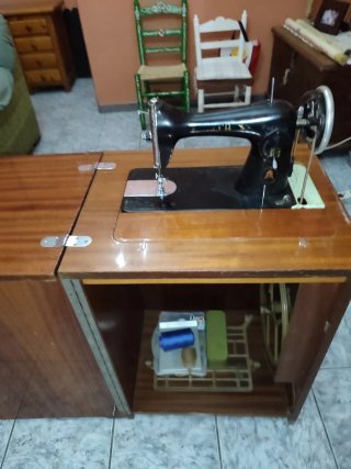 Máquina de coser Alfa antigua negra
