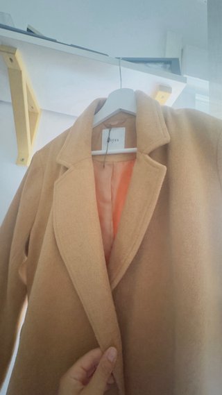 Elegante abrigo camel de paño corte recto