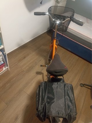 Bicicleta Eléctrica Naranja con Cesta
