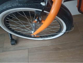 Bicicleta Eléctrica Naranja con Cesta