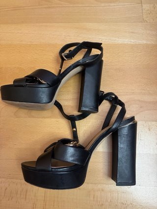 Sandalias Guess Tacón Negro y Dorado