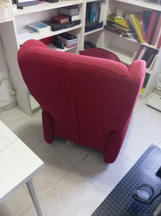 Sillón reclinable rojo de tela