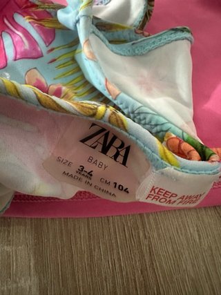 Bañador niña rosa estampado floral Zara 3-4 años