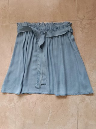 Falda vaquera azul con cinturón