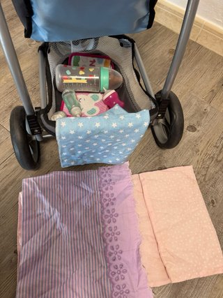 Cochecito para muñecas con 2 muñecas