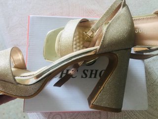 Zapatos dorados CHC Shoes