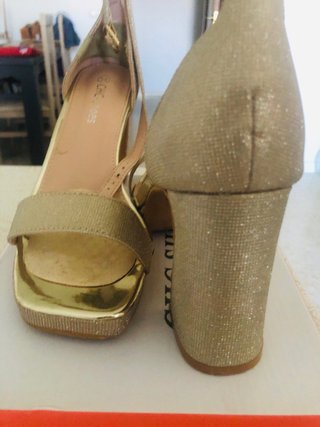 Zapatos dorados CHC Shoes