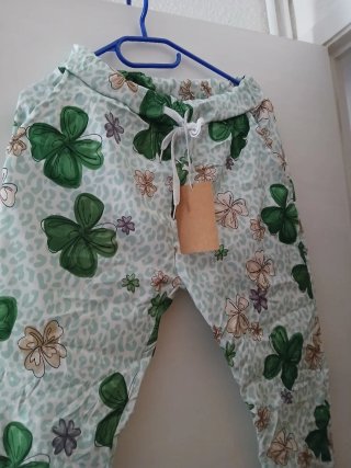 Pantalón mujer estampado tréboles