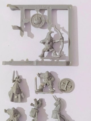 Warhammer: Armi, scudi, teste goblin, basi