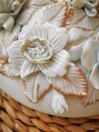 Coperchio in porcellana con fiori dorati in rilievo CAPIDIMONTE