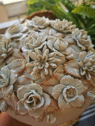 Coperchio in porcellana con fiori dorati in rilievo CAPIDIMONTE