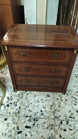 Mesilla de madera noble con detalles dorados
