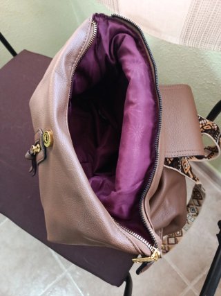 Bolso Mochila Marrón con Detalles Multicolor