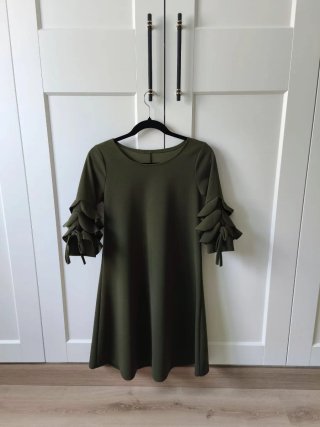 Vestido verde militar con volantes