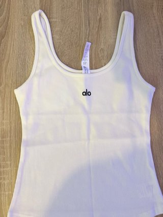 Conjunto Alo Top Blanco y Shorts Verde Oliva