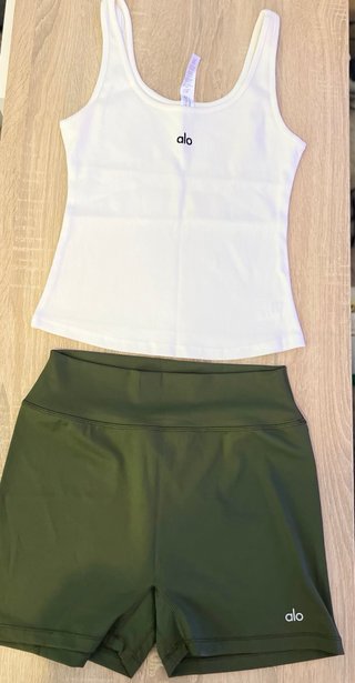 Conjunto Alo Top Blanco y Shorts Verde Oliva