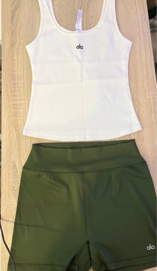 Conjunto Alo Top Blanco y Shorts Verde Oliva