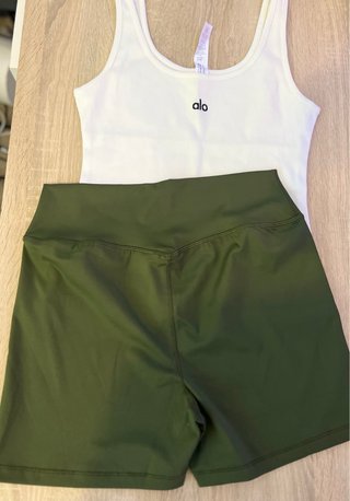 Conjunto Alo Top Blanco y Shorts Verde Oliva