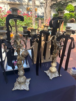 Candelabro antiguo de bronce con figuras