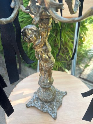 Candelabro antiguo de bronce con figuras