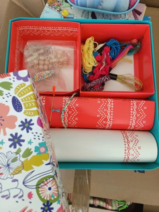 Caja de juegos educativos y libro infantil