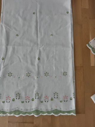 Cortina de cocina con flores hechas a medida.