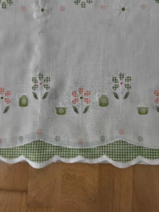 Cortina de cocina con flores hechas a medida.