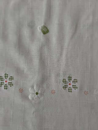 Cortina de cocina con flores hechas a medida.