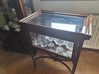Mueble vitrina madera y cristal