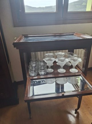Mueble vitrina madera y cristal
