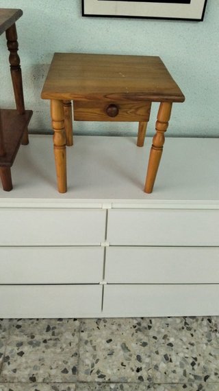 Mesa auxiliar de madera con cajón