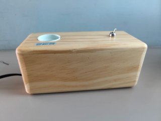 Lámpara de mesa de madera.Block