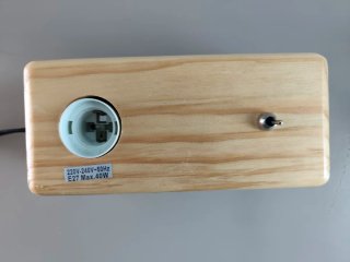 Lámpara de mesa de madera.Block
