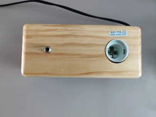 Lámpara de mesa de madera.Block