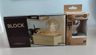 Lámpara de mesa de madera.Block