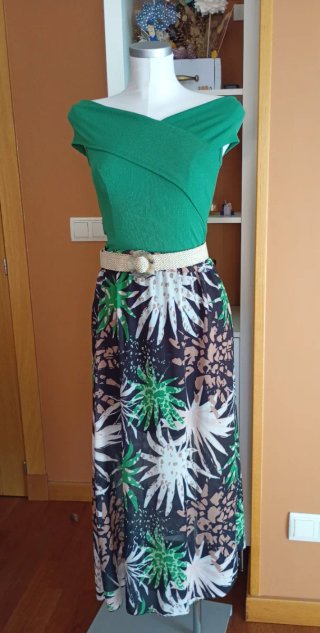 Conjunto falda y top verde y estampado