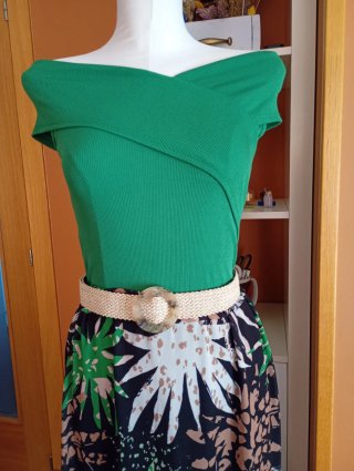 Conjunto falda y top verde y estampado