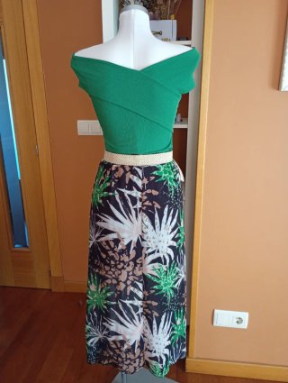 Conjunto falda y top verde y estampado