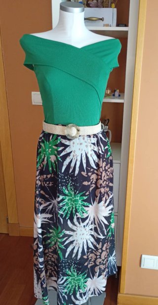 Conjunto falda y top verde y estampado