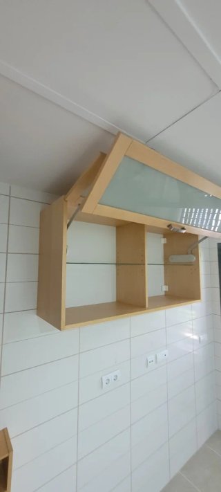 Armario cocina puertas abatibles madera y cristal