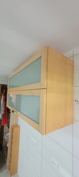 Armario cocina puertas abatibles madera y cristal