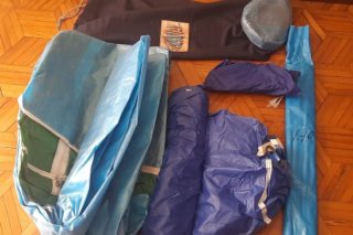 Tienda de campaña, en perfecto estado, con clavos.