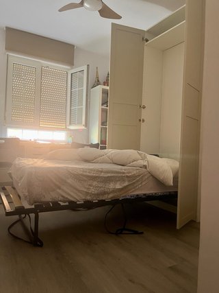 Armario  cama plegable puertas beige y blanco.