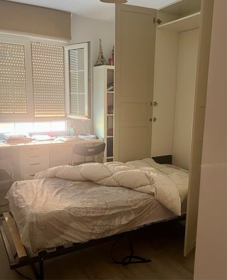 Armario  cama plegable puertas beige y blanco.
