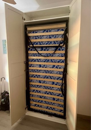 Armario  cama plegable puertas beige y blanco.