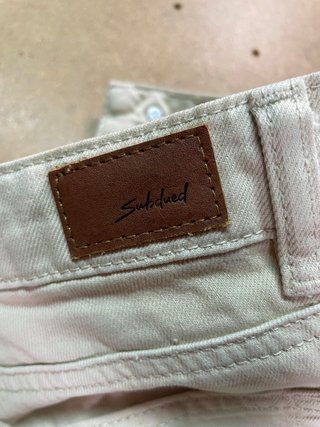 Shorts vaqueros Subdued beige rotos