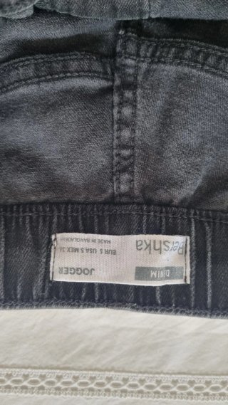 Pantalones vaqueros grises rasgados