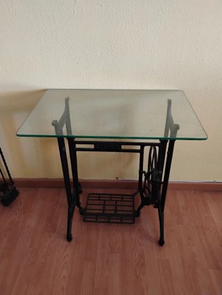 Mesa antigua máquina coser cristal