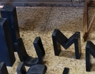 Letras metálicas grandes