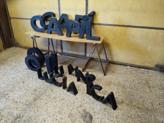 Letras metálicas grandes
